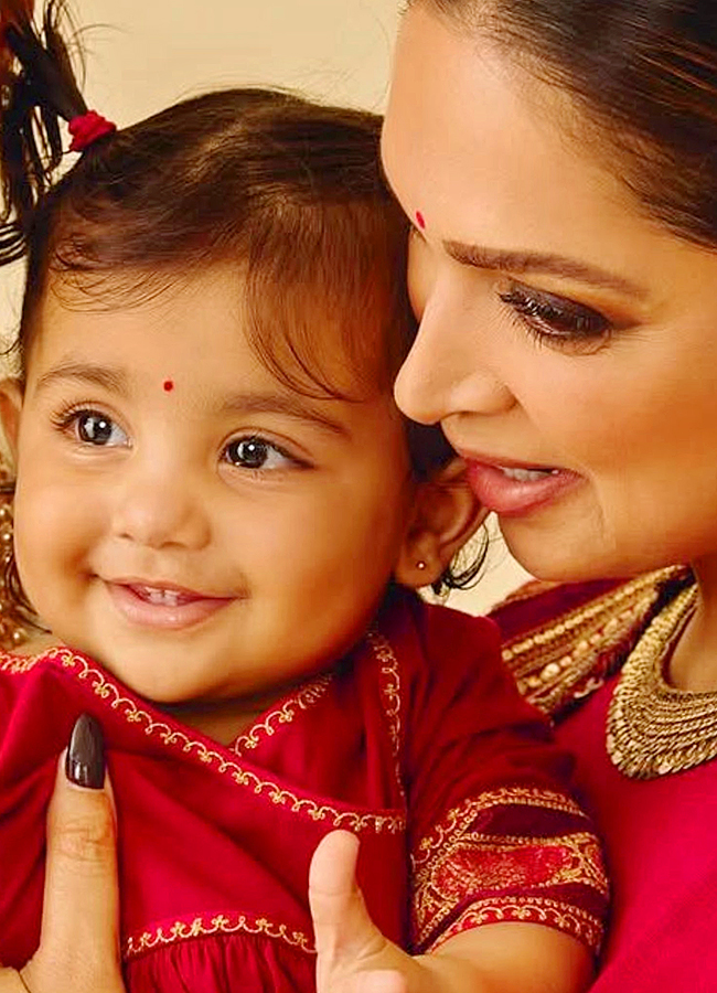 Deepika Padukone And Ranveer Singh Reveal Daughter Duas Face In Diwali Celebration6