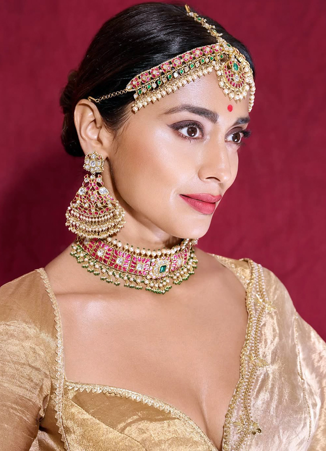 Heroine Shriya's Diwali look is a feast for the eyes! (Photos)2