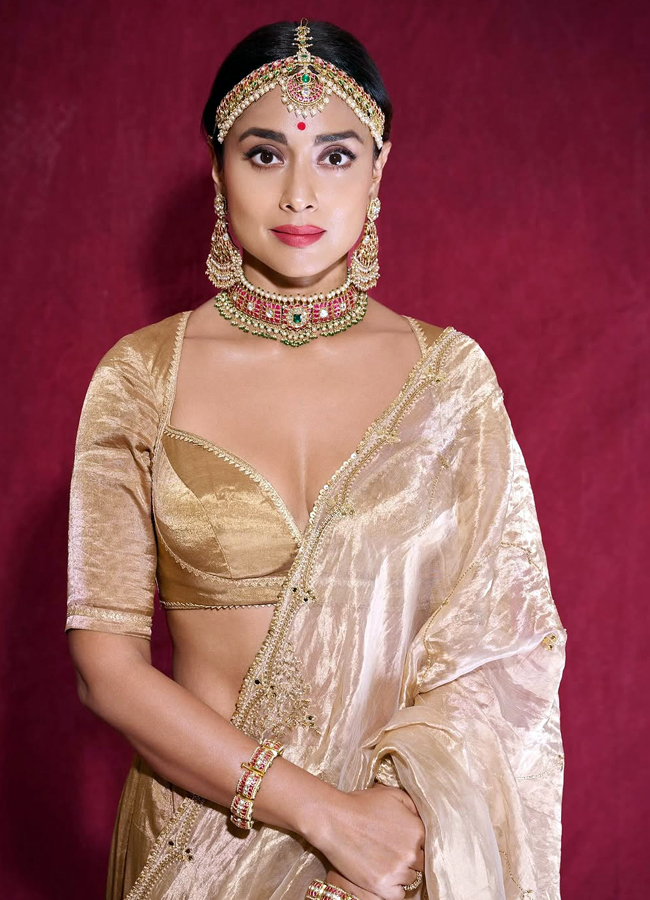 Heroine Shriya's Diwali look is a feast for the eyes! (Photos)4