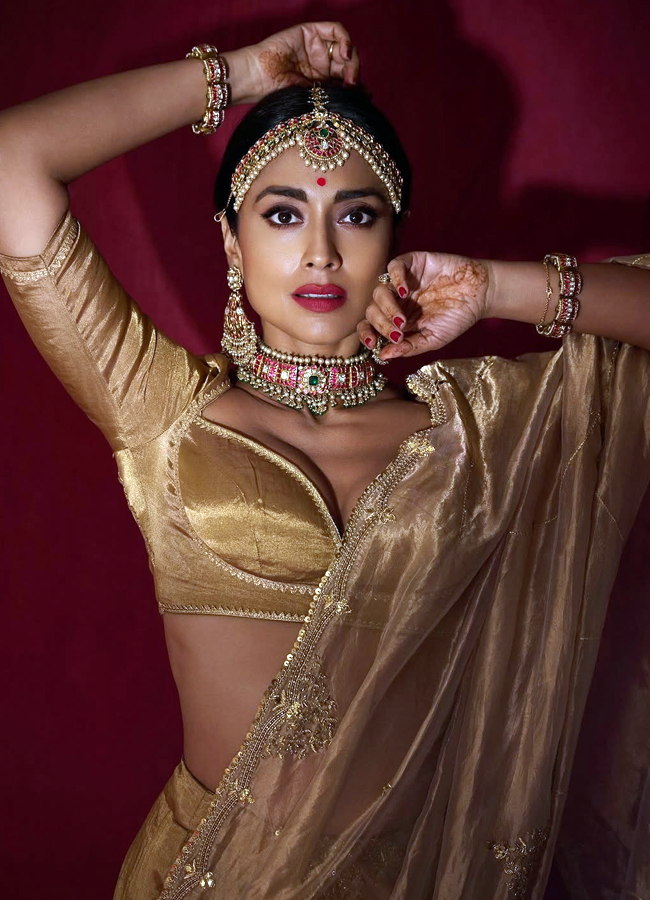 Heroine Shriya's Diwali look is a feast for the eyes! (Photos)7