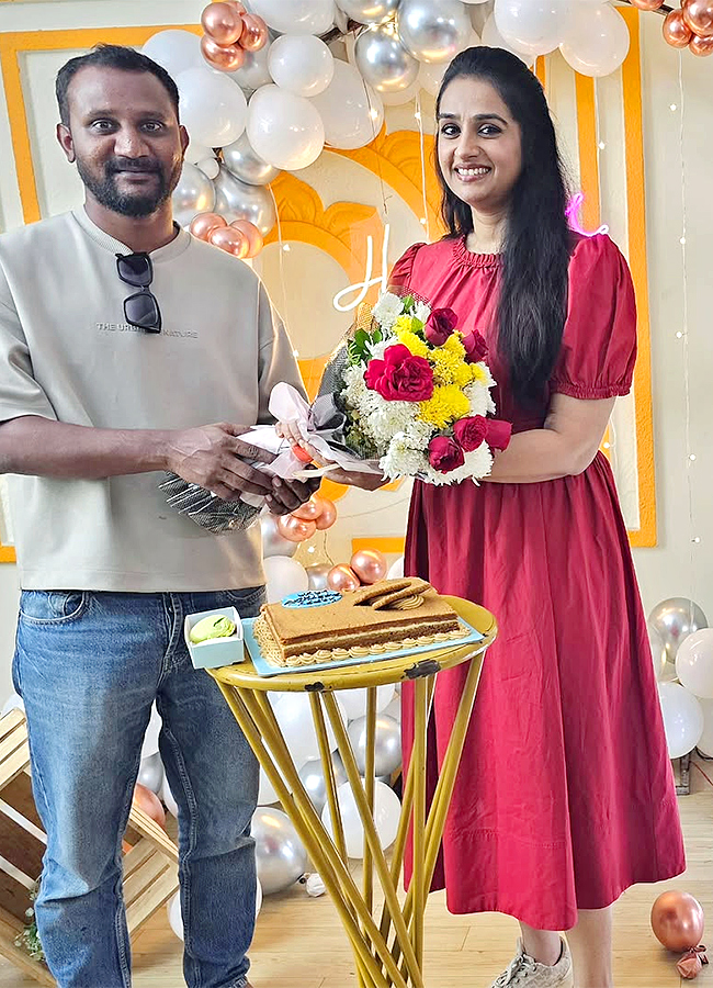 హీరోయిన్‌ లయ బర్త్‌డే సెలబ్రేషన్స్‌ (ఫోటోలు) | Tollywood Actress Laya ...