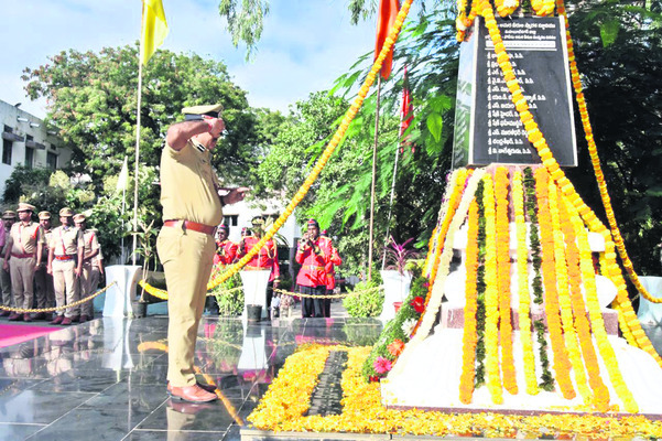అమరవీరులను నిరంతరం స్మరించుకోవాలి 1
