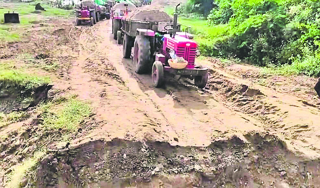 ఇసుక ట్రాక్టర్లు వెళ్లకుండా అడ్డంకులు 1