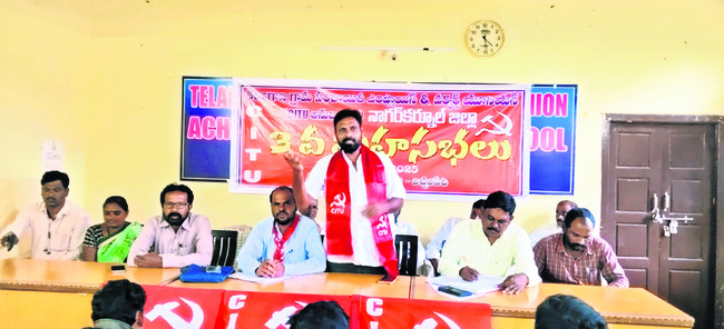 అయ్యప్ప ఆలయంలో అడిషనల్ ఎస్పీ పూజలు
3
