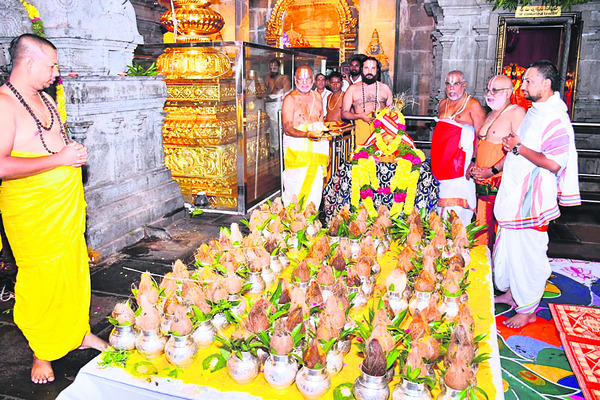 యాదగిరీశుడికి శతఘటాభిషేకం1