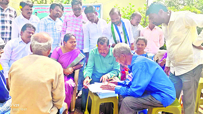 పేద గిరిజనులపై ప్రభుత్వం కుట్రలను ఆపాలి 1