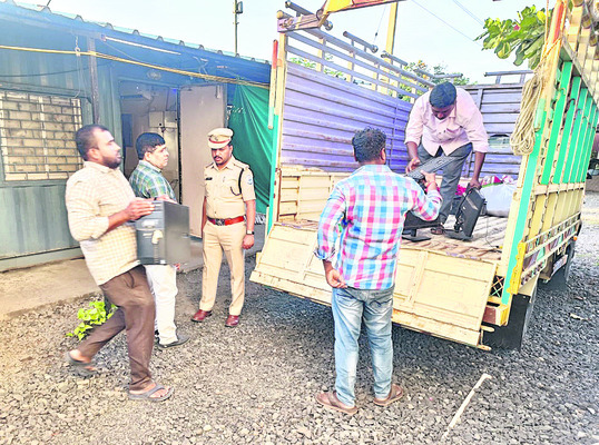 ● ఉమ్మడి జిల్లాలో చెక్పోస్టుల ఎత్తివేత ● కార్యాలయాల్లో1