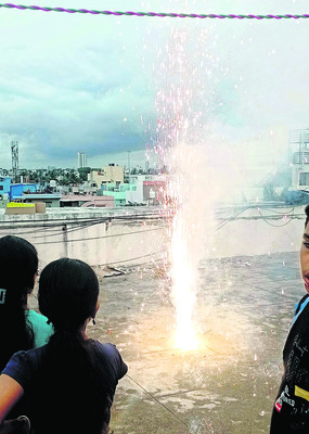 చిచ్చు రేపిన టపాసులు 1