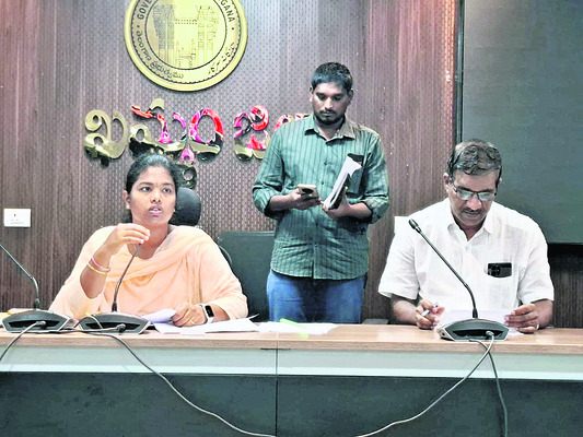 పనులు కాకపోతే వేతనాల్లో కోత1