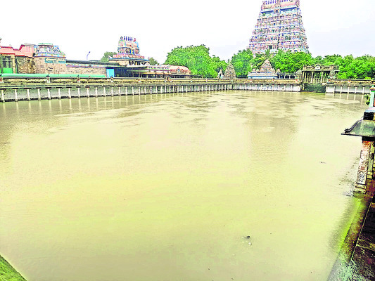 శివారు ప్రాంతాల్లో ఎడతెరిపిలేని వర్షం 10