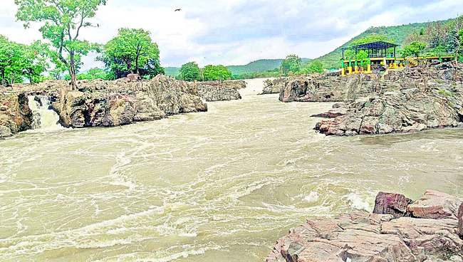 శివారు ప్రాంతాల్లో ఎడతెరిపిలేని వర్షం 3