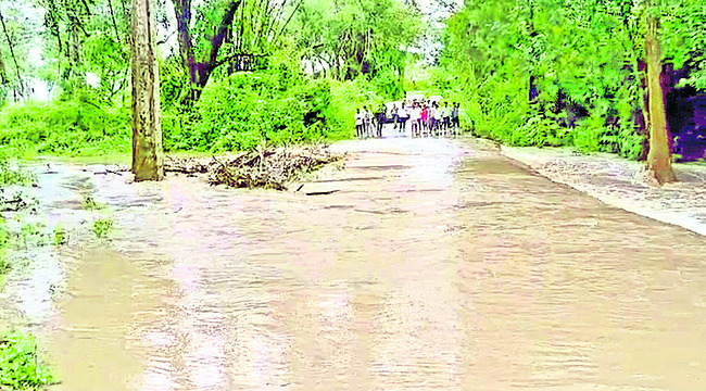 శివారు ప్రాంతాల్లో ఎడతెరిపిలేని వర్షం 9