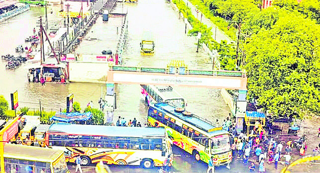 శివారు ప్రాంతాల్లో ఎడతెరిపిలేని వర్షం 2