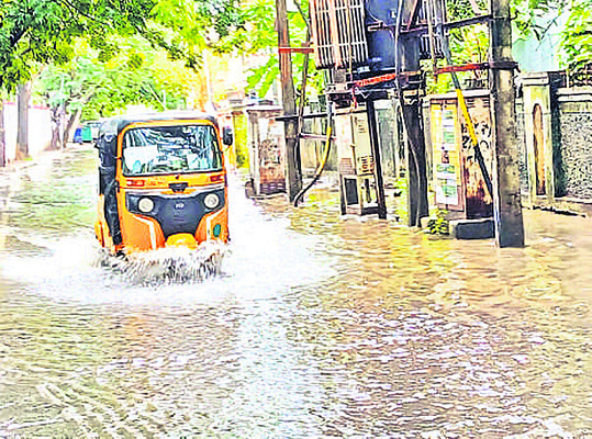 శివారు ప్రాంతాల్లో ఎడతెరిపిలేని వర్షం 4
