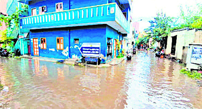 శివారు ప్రాంతాల్లో ఎడతెరిపిలేని వర్షం 1