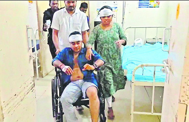 వరికోత యంత్రాన్ని ఢీకొన్న కారు 1