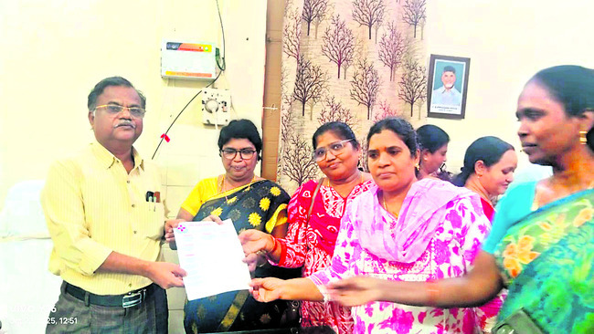 లారీని ఢీకొన్న కారు 2