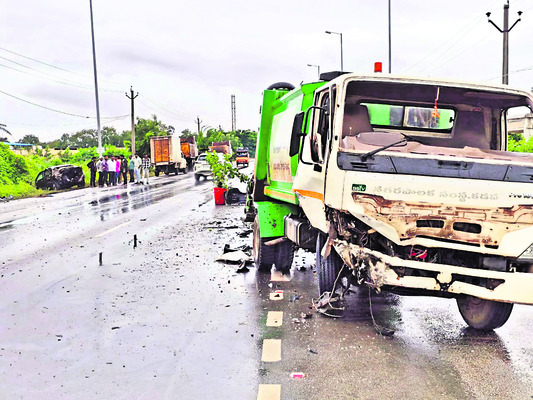 లారీని ఢీకొన్న కారు 1