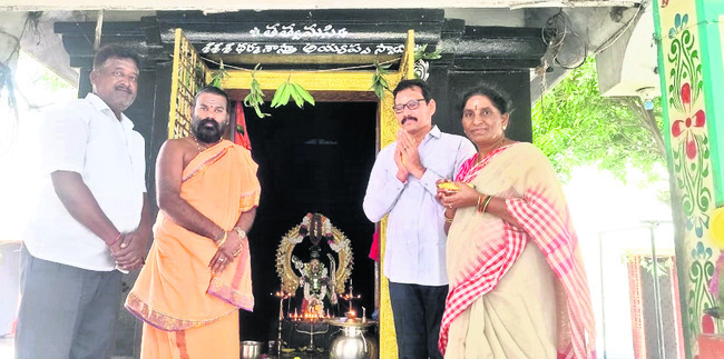 అయ్యప్ప ఆలయంలో అడిషనల్ ఎస్పీ పూజలు
1