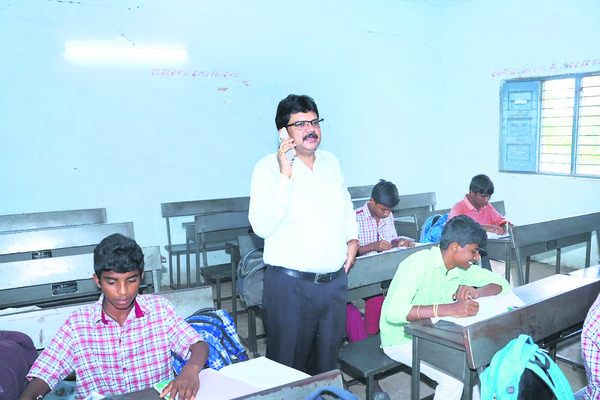 కలెక్టర్.. ఉపాధ్యాయుడిగా మారిన వేళ1
