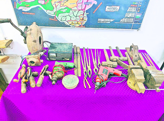 ● ఇద్దరు అరెస్టు.. 12 తుపాకులు స్వాధీనం1