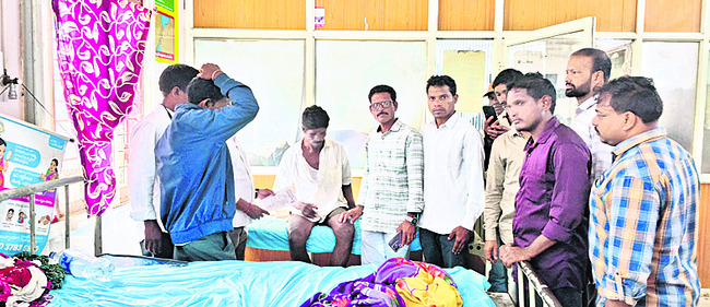 ఆగి ఉన్న ఆటోను ఢీ కొట్టిన వ్యాన్ 1