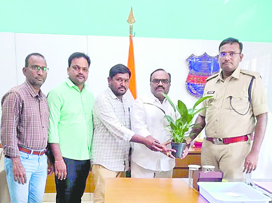 సీపీని కలిసిన ‘బీ స్మాట్’ ప్రతినిధులు1