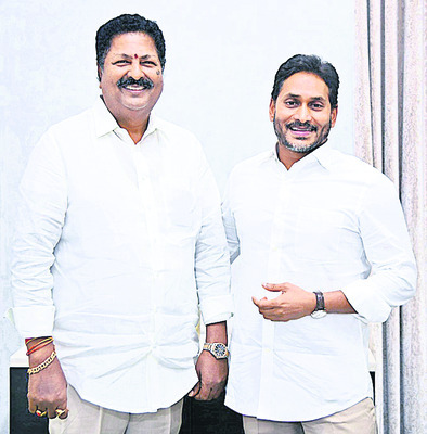 వైఎస్‌ జగన్‌ను కలిసిన కారుమూరి 
1