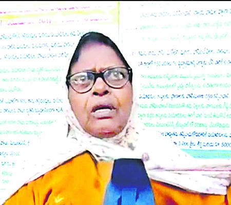 కారు బోల్తా..  డ్రైవర్‌కు గాయాలు 2