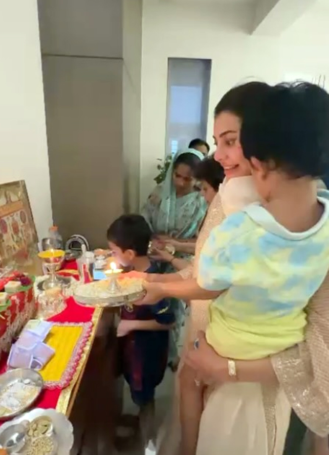 Kajal Aggarwal bursts firecrackers with children (Photos)14