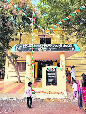 జీపు బోల్తా.. తప్పిన ప్రమాదం 1