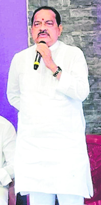 వేధిస్తున్నారు 
1