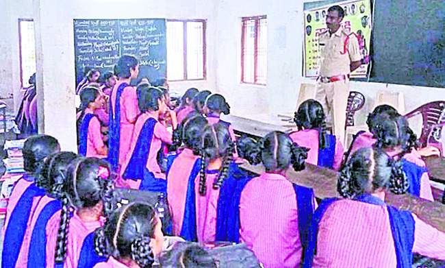 పట్టుకెళ్తూ.. పట్టుబడుతూ..!1