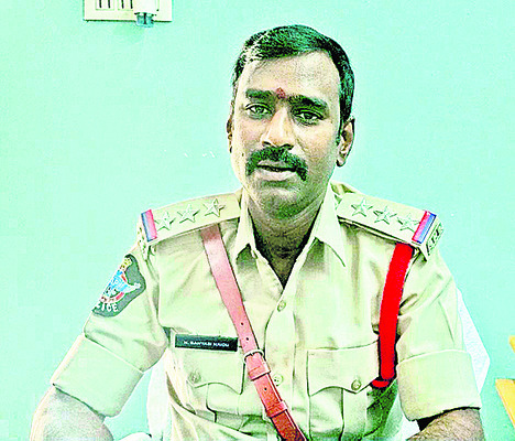 పట్టుకెళ్తూ.. పట్టుబడుతూ..!3