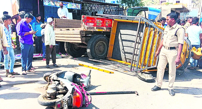 యథేచ్ఛగా ఆక్రమణలు.. నిత్యం ప్రమాదాలు!1