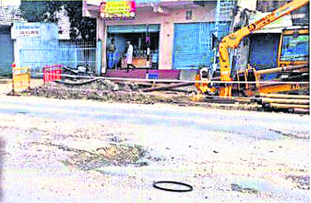 రోడ్లు ఛిద్రం.. ప్రయాణం నరకం 1