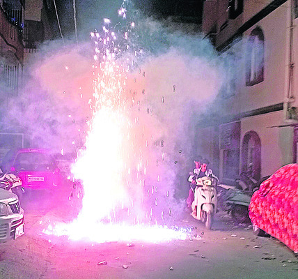 చీకట్లు నింపిన టపాసులు 1