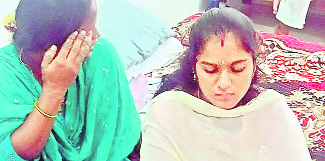 కడుపులోనూ బతకనివ్వరు 1