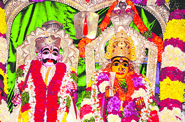 విద్యార్థులకు నోట్బుక్స్, స్టీల్ ప్లేట్లు పంపిణీ చే2