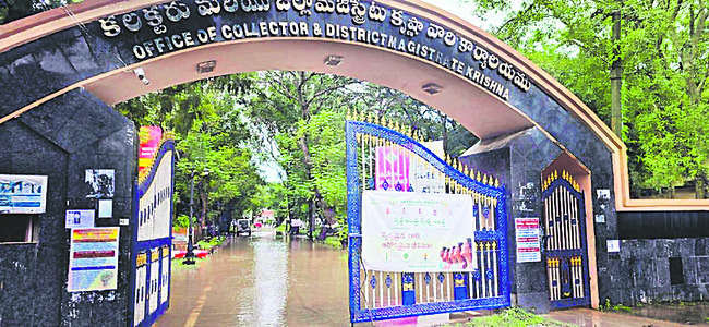 ● జలదిగ్బంధంలో కృష్ణా కలెక్టరేట్‌ 1