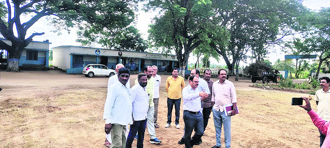 వర్కర్కు వేతనం చెల్లింపు1