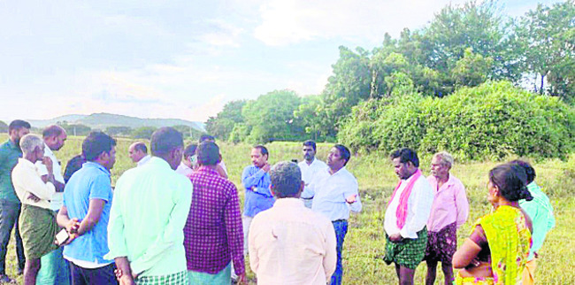 పరిహారం చెల్లిస్తేనే భూములిస్తాం 1