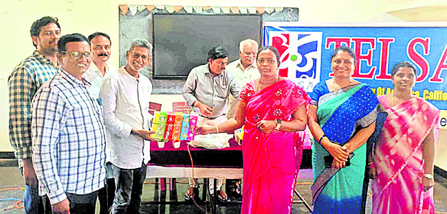 విద్యార్థులకు నోట్బుక్స్, స్టీల్ ప్లేట్లు పంపిణీ చే1