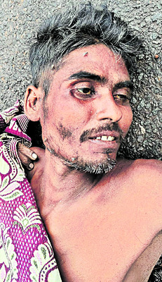 వ్యాన్‌పై పడిన విద్యుత్‌ తీగలు 1