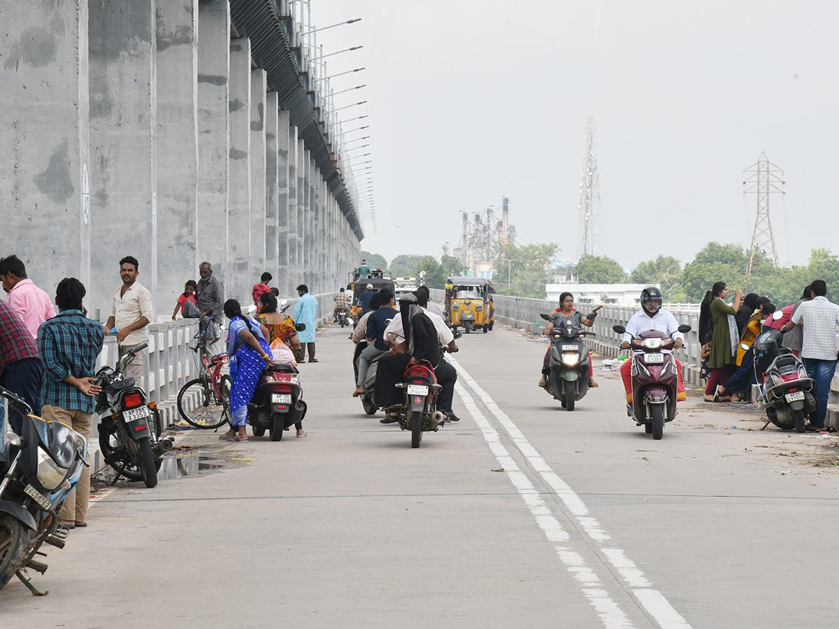 Huge Water Flow In Penna River Nellore barrage11