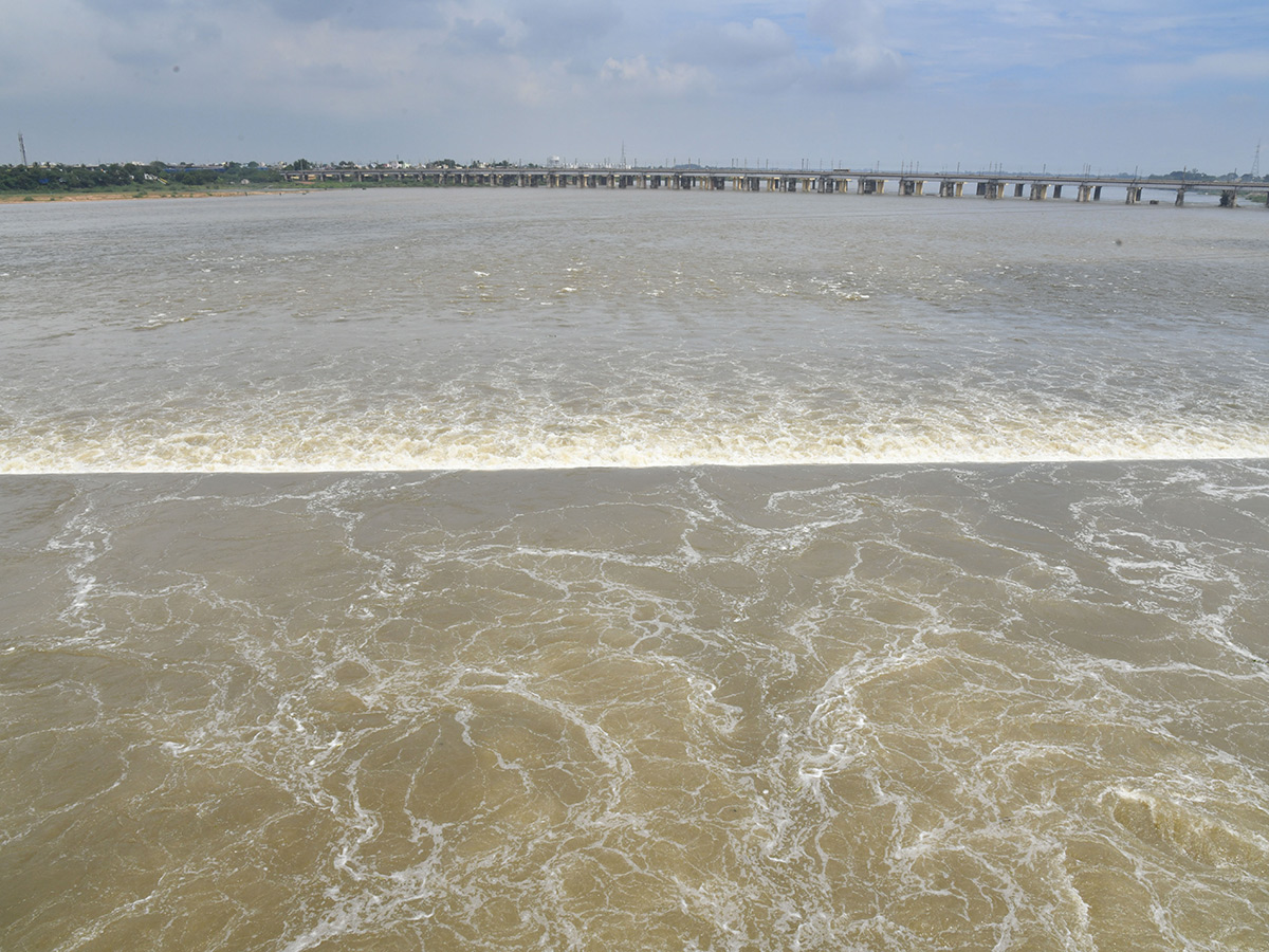 Huge Water Flow In Penna River Nellore barrage13