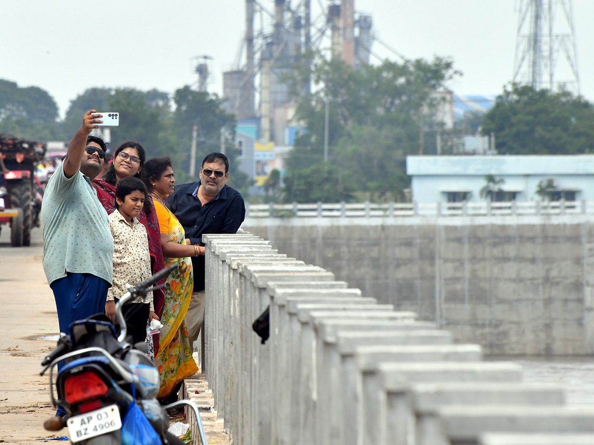 Huge Water Flow In Penna River Nellore barrage17