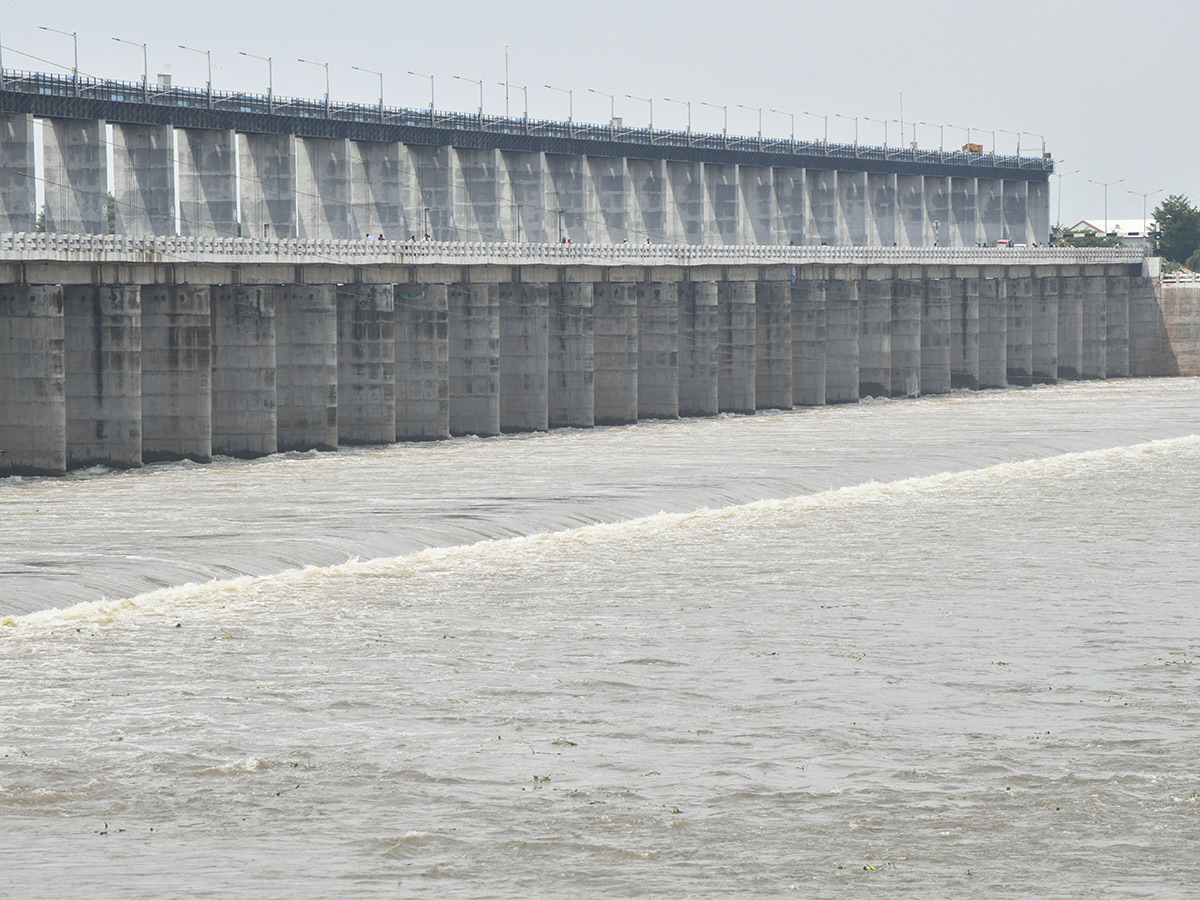 Huge Water Flow In Penna River Nellore barrage4