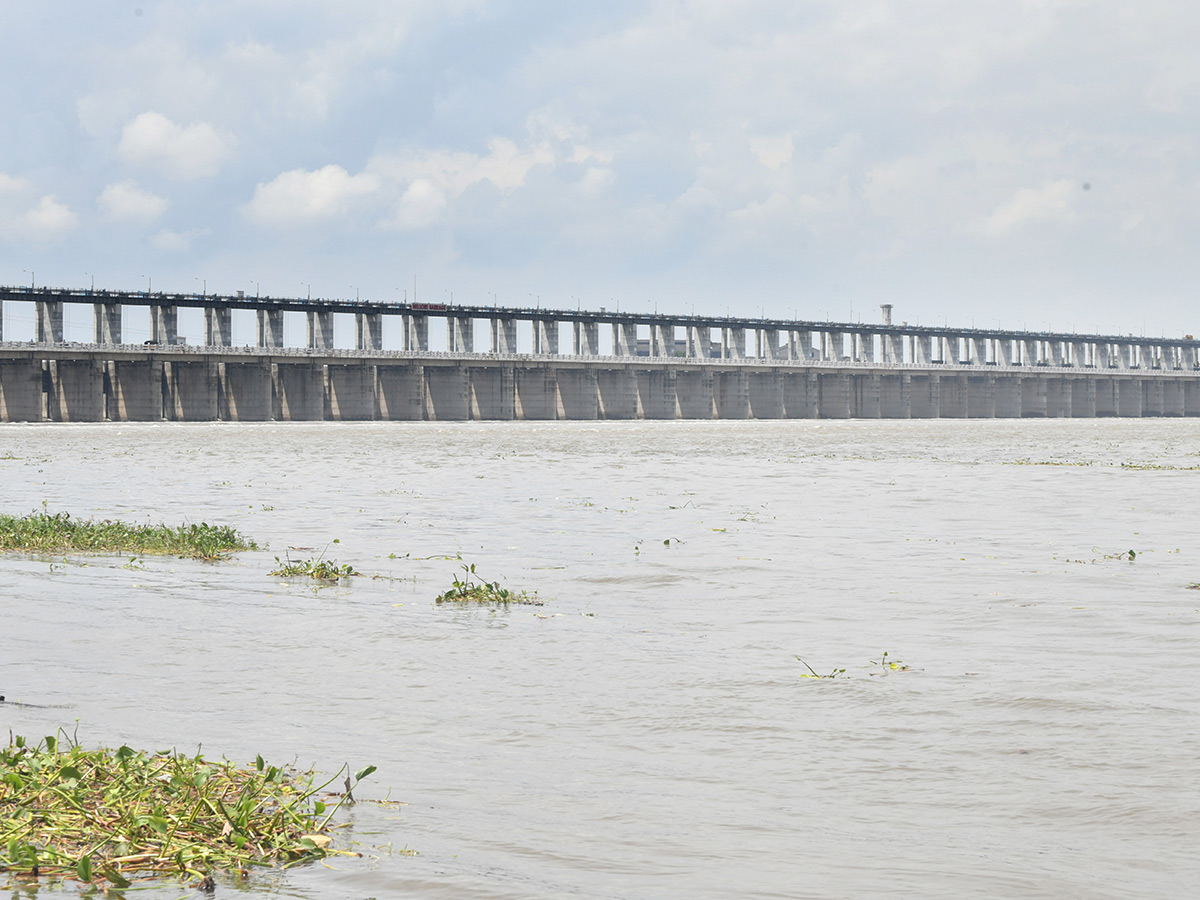 Huge Water Flow In Penna River Nellore barrage6