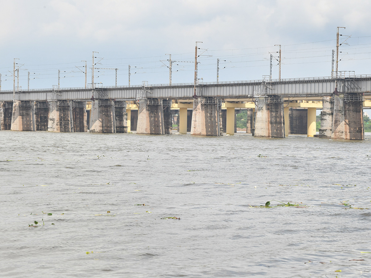 Huge Water Flow In Penna River Nellore barrage7
